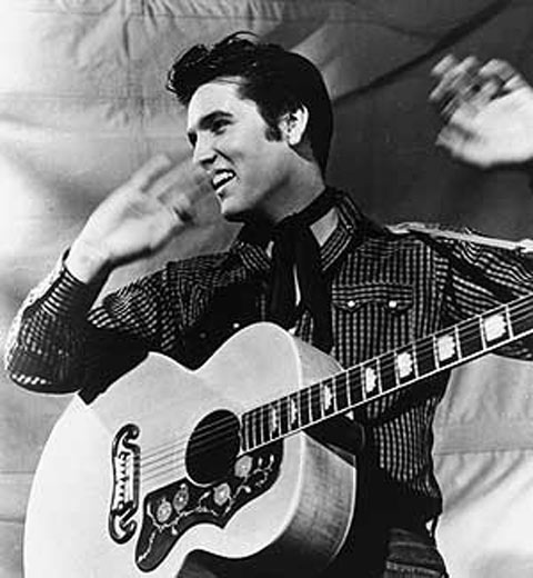 El famoso artista, con su guitarra Gibson J-200, en una imagen de 1957. (Foto: AP)