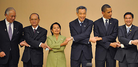 Obama, con los dirigentes asiticos. El birmano Sein es el segundo por la izquierda. | Afp