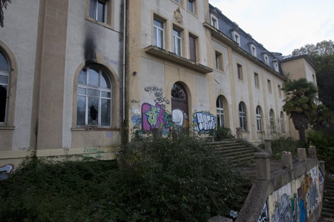 En la fachada ya se advierten síntomas del deterioro del instituto de Martutene. | Justy