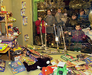 Niños en un escaparate mirando regalos | Efe