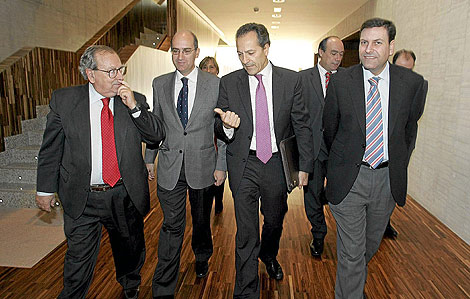 El fiscal Superior de Castilla yLen, Manuel Martn Granizo, en el centro, ayer a su llegada a las Cortes. | Ical
