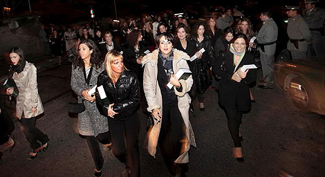 Varias muchachas salen del discurso de Gadafi en Roma. | Efe