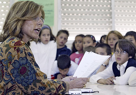 Ana Botella lee un cuento a nios durante un acto en un colegio en 2006. (Jan)