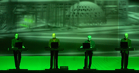 El grupo Kraftwerk durante una actuacin en Benicassim en 2004. | Vicent Bosch