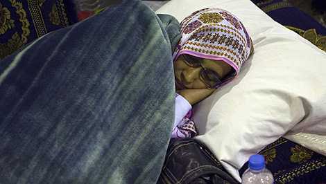 Aminatu Haidar, descansando ayer en el aeropuerto de Lanzarote. | Reuters