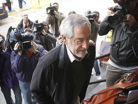 El mdico vasco Iaki Bidegain, a su llegada a la Audiencia Provincial de Huesca. | Efe