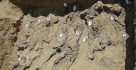 Los cuerpos enterrados, ahora desaparecidos, en 2002. | Physicians for Human Rights