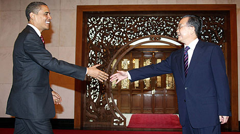 El primer ministro chino, Wen Jiabao (d), saluda al presidente de EEUU, Barack Obama (i), | Efe