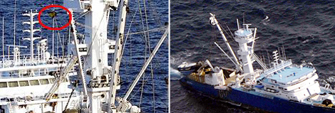 Imagen del barco tras ser liberado (izq.) y el barco durante el secuestro (dcha.).