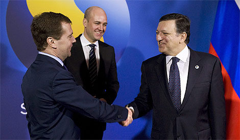 Medvedev, Reinfeldt y Barroso, antes de la cumbre. | Reuters