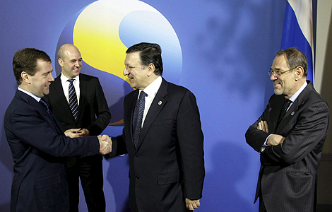 Dmitri Medvedev (i) saluda a Durao Barroso (c) en presencia de Javier Solana (d). | Efe