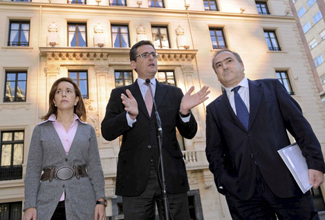Antonio Basagoiti junto a Cristina Ruiz y Carlos Olazabal en Bilbao. | Efe