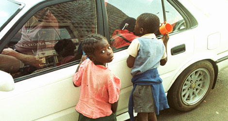 Unas nias africanas piden limosna a un conductor | Ap