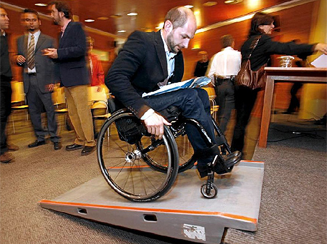 Una persona discapacitada supera un obstculo. | Antonio Pastor