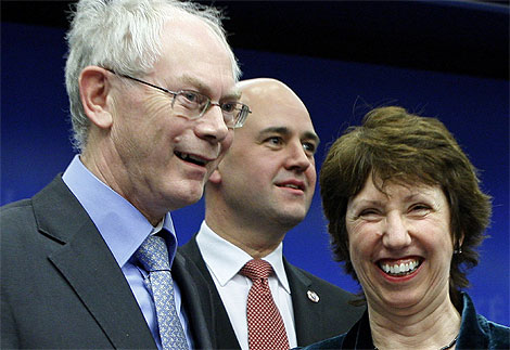 Las nuevas caras de Europa: Van Rompuy y Ashton; detrás, Fredrik Reinfeldt. | Efe, Reuters