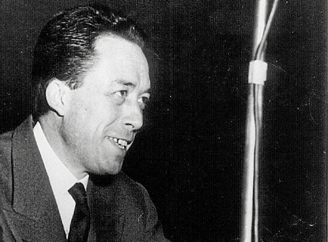 Camus, en una conferencia en el Teatro Manzoni, en noviembre de 1954.