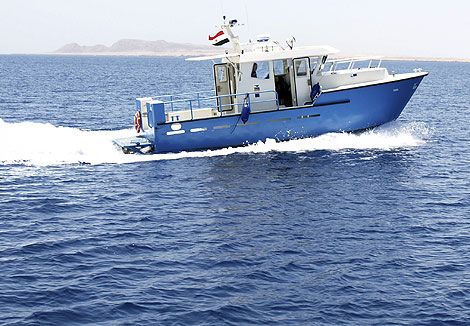 Un barco de las autoridades egipcias busca a los desaparecidos en el Mar Rojo. | Reuters