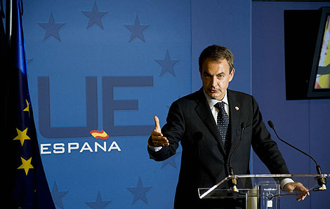 El presidente del Gobierno, Jos Luis Rodrguez Zapatero, atiende a los medios. | Efe