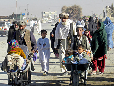 Una familia afgana cruza la frontera entre Afganistn y Pakistn en la zona pashtun. | Efe