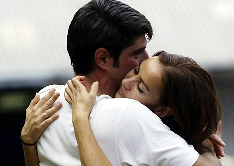 Uno de los tripulantes se abraza a su mujer tras llegar a tierra. | Reuters