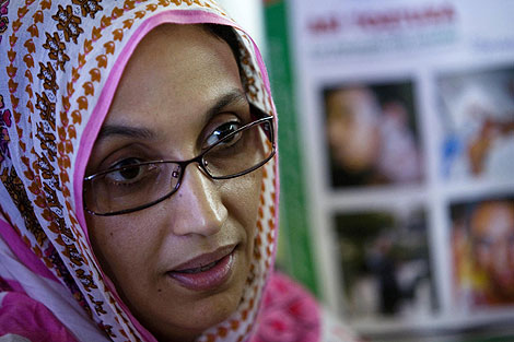 La activista saharaui durante su estancia en el aeropuerto de Lanzarote | Reuters