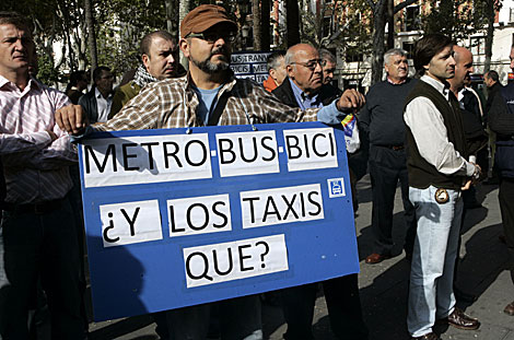 Los taxistas protestan a las puertas del Ayuntamiento, en la Plaza Nueva. | E. Lobato