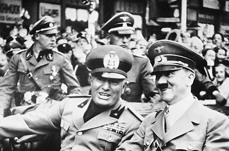 Benito Mussolini (izquierda) y Adolf Hitler en Munich (Alemania) en 1938. | EL MUNDO
