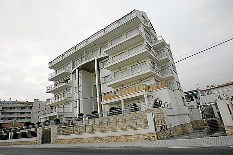 Edificio donde el alcalde de La Nuca, Bernab Cano, compr dos viviendas al promotor de un PAI. / E. Caparrs
