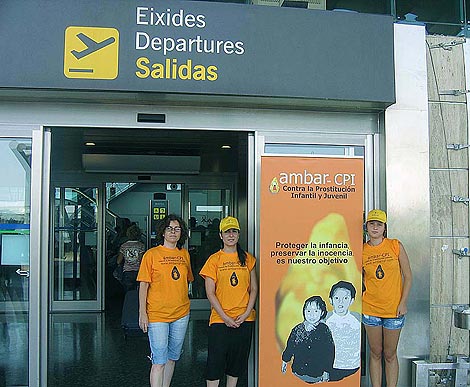 Tres voluntarias de Ámbar en el aeropuerto de Manises. | A-CPI