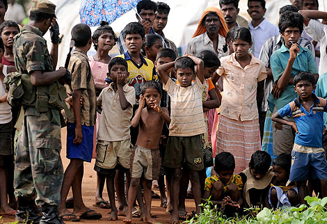 Desplazados ceilaneses en el campo de acogida de Vavuniya, en Sri Lanka. | AFP