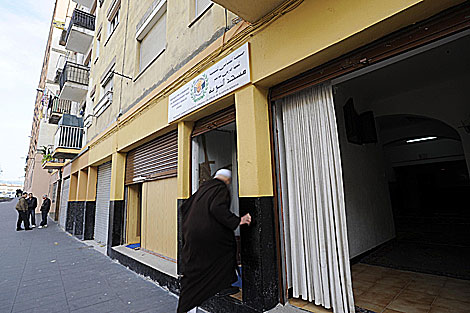 Un musulmán accede a la mezquita de Manlleu, en Barcelona. | Marta Pich