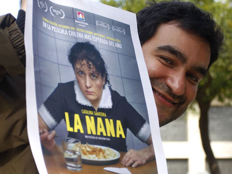 Sebastin Silva muestra un cartel de la cinta 'La Nana'. | Elisabeth Domnguez