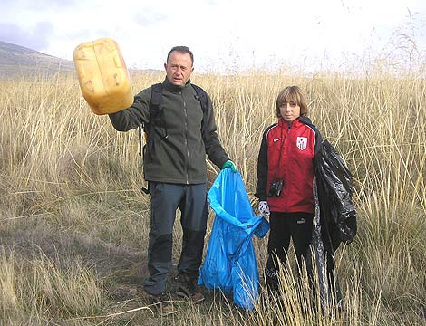 Grupos ecologistas participaron este sbado en la limpieza del embalse de Serones de vila,