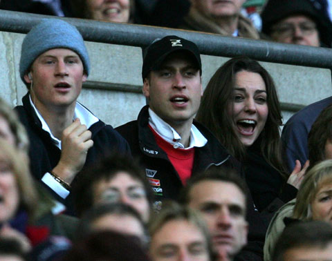 Enrique de Inglaterra y su hermano Guillermo viendo un partido de rugby en 2007. | AP