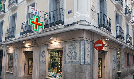 Fachada de la Farmacia 'Len', en el distrito de Huertas. | Paco Toledo