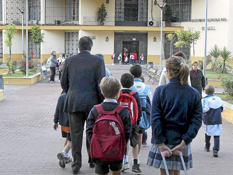 Escolares entrando en el colegio concertado Portaceli, en el barrio de Nervión. | Carlos Márquez