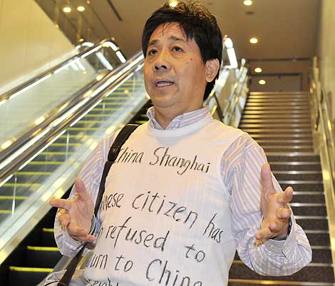 El activista chino Feng Zhenghu, en la terminal del aeropuerto japons de Narita. | AP