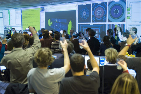 Los cientficos del CERN celebran la reanudacin del LHC. | Efe