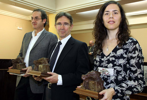 Ricardo Bellveser (c), ganador del Gil de Biedma, junto a los finalistas Elisa Martín Ortega y Javier Bozalongo. | Rosa Blanco