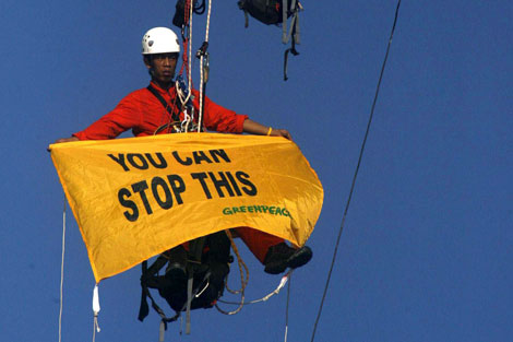 Manifestante de Greenpeace durante la protesta en Indonesia.| Efe.