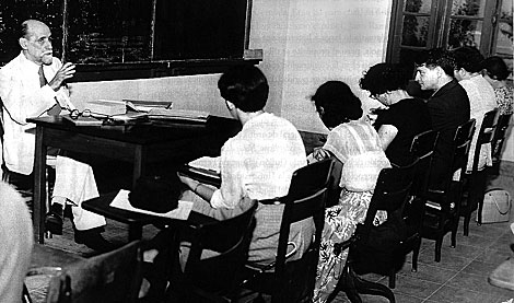 El poeta, dando clases en la Universidad de Puerto Rico en torno a 1953.
