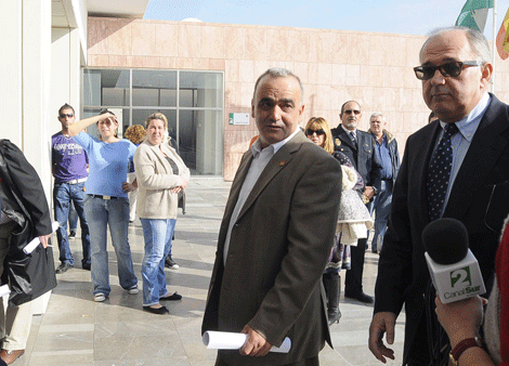 El alcalde de Almoga a su llegada a la Ciudad de la Justicia. | N. Alcal