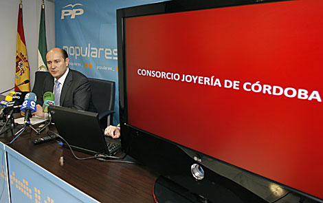 El secretario general del PP cordobs, Federico Cabello, en la rueda de prensa. | M. C.