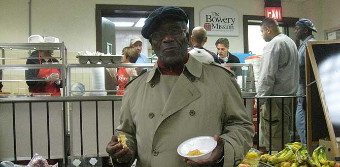 James Macklin en el comedor del Misión Bowery. | Foto: C. F.