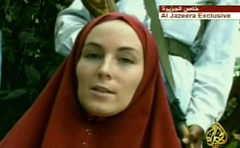 La periodista canadiense Amanda Lindhout, durante su secuestro en un vdeo difundido por Al Yazeera.