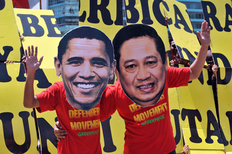 Activistas de Greenpeace llevando retratos de Obama y el presidente de Indonesia en un protesta. | AFP.
