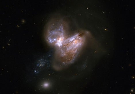 El par de galaxias en interaccin Arp 299, formado por IC 694 y NGC 3690. | NASA, ESA.