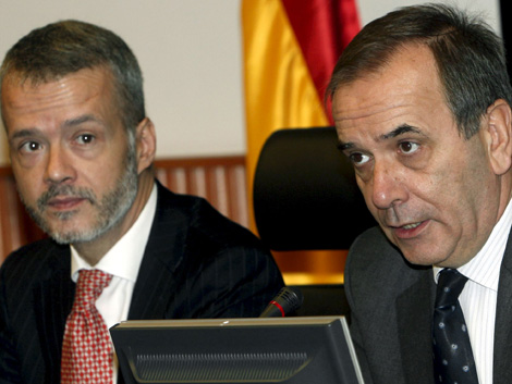 Antonio Camacho y Jos Antonio Alonso, en la presentacin del informe. | Efe