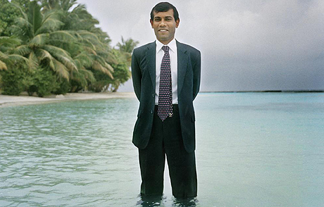 El presidente, posando con el agua hasta sus rodillas en una playa de Maldivas. | Chiara Goia