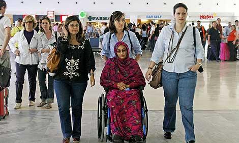 La activista saharaui, en el aeropuerto de Lanzarote. | Efe